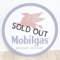 ブリキ看板 Mobilgas ラウンドエンボスメタル アンティーク ペガサス ガレージ プレート 可愛い 壁飾り 正規ライセンス品 アメリカン 雑貨 インテリア おしゃれ サーファー かわいい カフェ 店舗