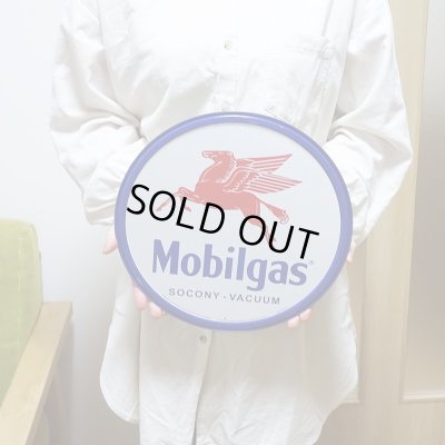 画像3: ブリキ看板 Mobilgas ラウンドエンボスメタル アンティーク ペガサス ガレージ プレート 可愛い 壁飾り 正規ライセンス品 アメリカン 雑貨 インテリア おしゃれ サーファー かわいい カフェ 店舗