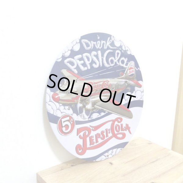 画像2: ブリキ看板 ペプシ アンティーク 珍しい 飛行機 ガレージ 赤 レッド 目立つ プレート 壁飾り 正規ライセンス品 アメリカン 雑貨 可愛い インテリア おしゃれ 可愛い サーファー カフェ 店舗 (2)