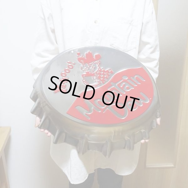 画像4: ブリキ看板 マウンテンデュー ボトルキャップ アンティーク ガレージ グリーン ロゴ　目立つ プレート 壁飾り 正規ライセンス品 アメリカン 雑貨 インテリア おしゃれ 可愛い サーファー カフェ 店舗 (4)