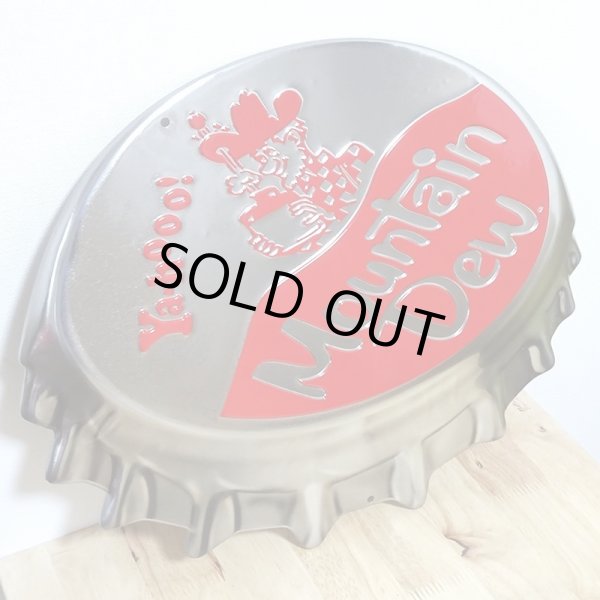 画像2: ブリキ看板 マウンテンデュー ボトルキャップ アンティーク ガレージ グリーン ロゴ　目立つ プレート 壁飾り 正規ライセンス品 アメリカン 雑貨 インテリア おしゃれ 可愛い サーファー カフェ 店舗 (2)