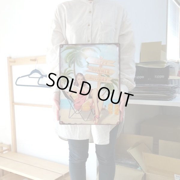 画像4: ブリキ看板 ビンテージ HAPPY SUMMER HOLIDAY ビーチ 海 セクシー プレート 壁飾り アメリカン 大きい 雑貨 インテリア 可愛い かわいい かっこいい サーファー カフェ 店舗 (4)