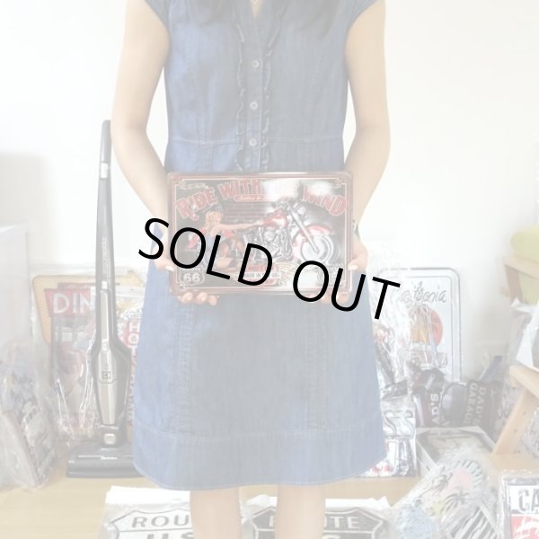 画像4: アメリカン バイク ブリキ看板 RIDE WIHT WIND セクシー ガレージ プレート 壁飾り ビンテージ かわいい 雑貨 インテリア 可愛い かっこいい サーファー カフェ 店舗 (4)