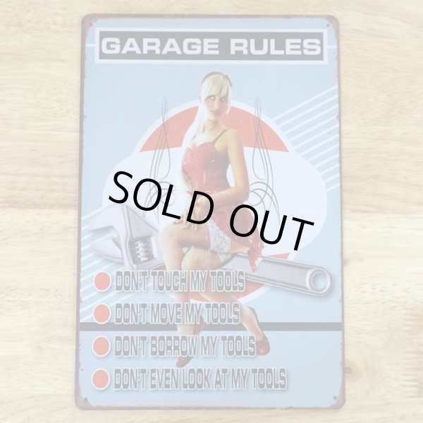 画像1: アメリカン ブリキ看板 GARAGE RULES セクシー プレート 壁飾り ビンテージ 雑貨 インテリア 可愛い かわいい サーファー カフェ 店舗 (1)