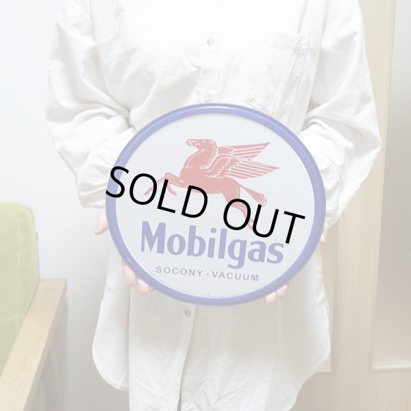 画像3: ブリキ看板 Mobilgas ラウンドエンボスメタル アンティーク ペガサス ガレージ プレート 可愛い 壁飾り 正規ライセンス品 アメリカン 雑貨 インテリア おしゃれ サーファー かわいい カフェ 店舗 (3)