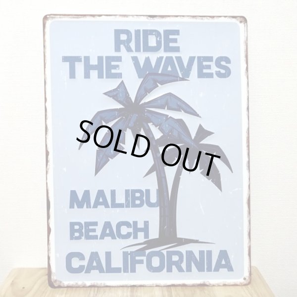 画像1: ブリキ看板 ビンテージ RIDE THE WAVES ヤシの木 カリフォルニア アンティーク ガレージ プレート 壁飾り アメリカン 雑貨 インテリア おしゃれ 可愛い かわいい サーファー カフェ 店舗 (1)