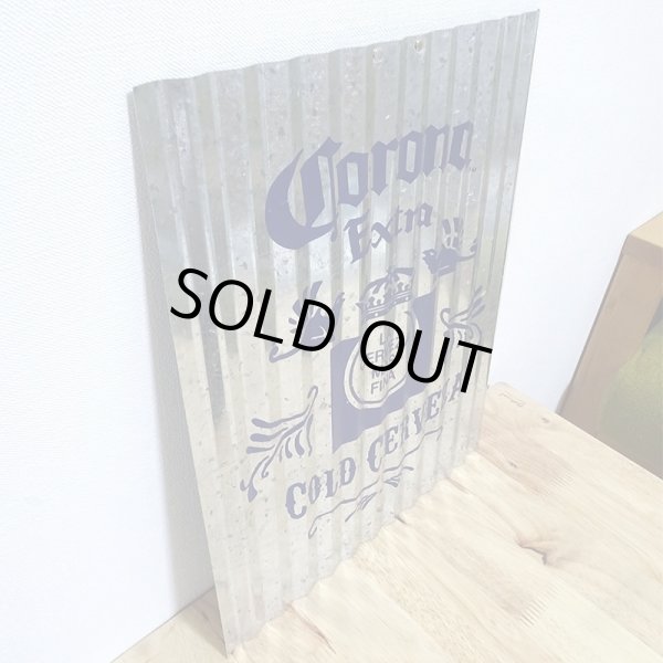 画像2: ブリキ看板 コロナ CORONA EXTRA アンティーク ロゴ ガレージ トタン板 壁飾り 正規ライセンス品 アメリカン 雑貨 インテリア おしゃれ 可愛い サーファー カフェ 店舗 (2)